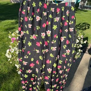 Like New Sport Savvy 1X - 28” Inseam Black Floral Rayon Pants with Pocke…